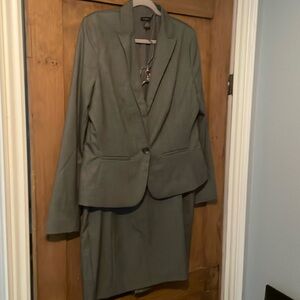 Ann Taylor Grey 2 pc suit Size 14